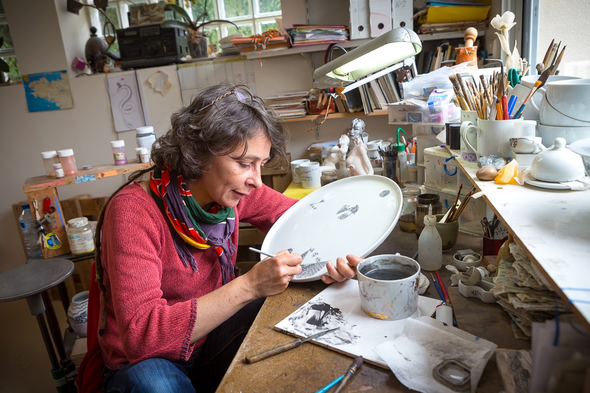 Catherine Eyraud-Delisle _ Décors sur céramique. © Fanch Galivel