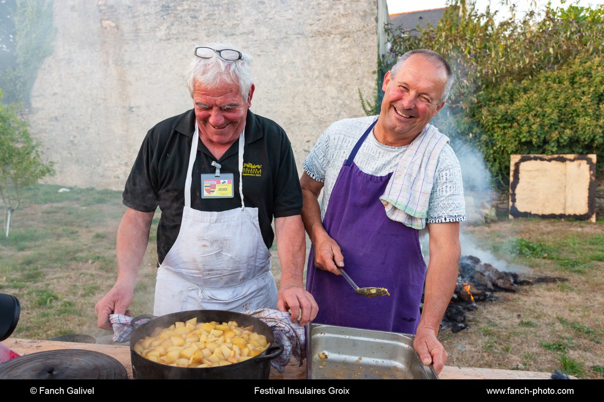 Les Ouesssantin lors de la préparation d'un agoût d'agneau sous les mottes ( recette de Ouessant ). Festival des insulaires 2018