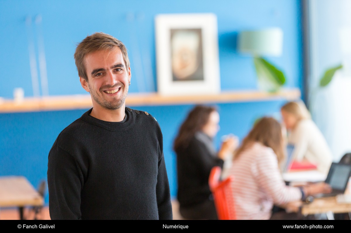 Devrig Drouglazet, assistant numérique. Pholographier à la Colloc à Lorient
