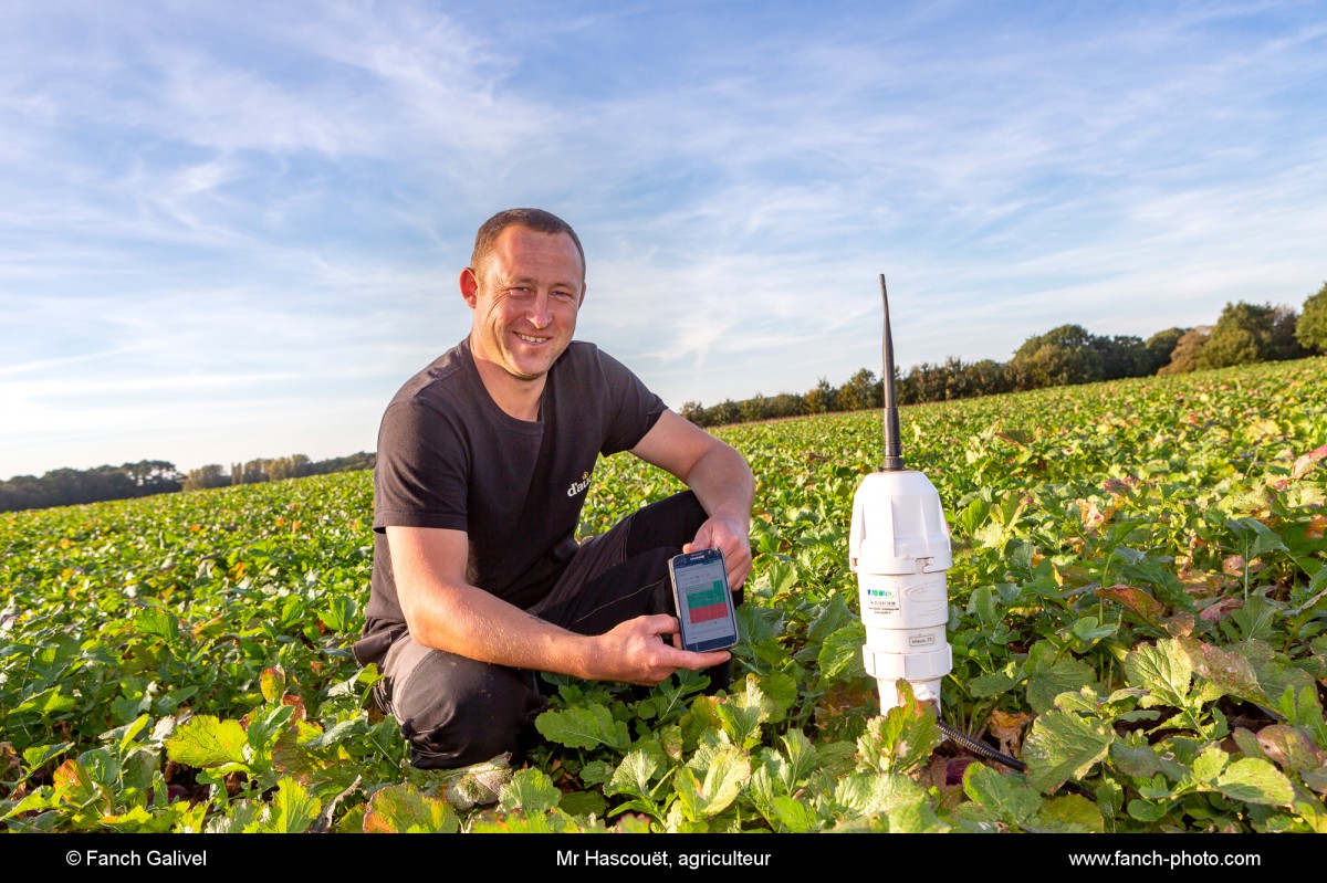 Mr Hascouët, agriculteur à Caudan _ Utilisateur d'une sonde afin de connaitre le taux d'hydrométrie du sol.