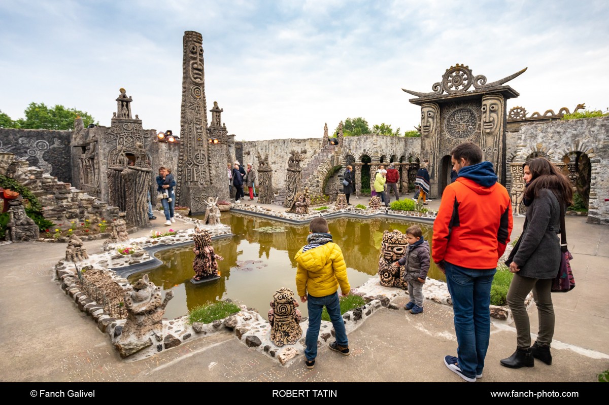 50 ans du Musée Robert Tatin à Cossé-le-Vivien. Scénographie de l'agence MTW lors de la nuit des Musées.