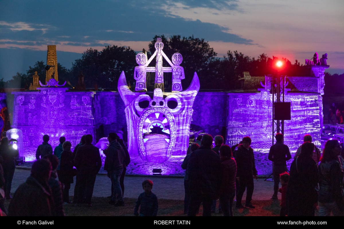 50 ans du Musée Robert Tatin à Cossé-le-Vivien. Scénographie de l'agence MTW lors de la nuit des Musées.