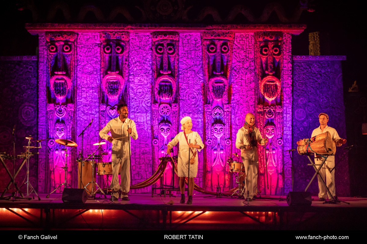 50 ans du Musée Robert Tatin à Cossé-le-Vivien. Scénographie de l'agence MTW lors de la nuit des Musées.