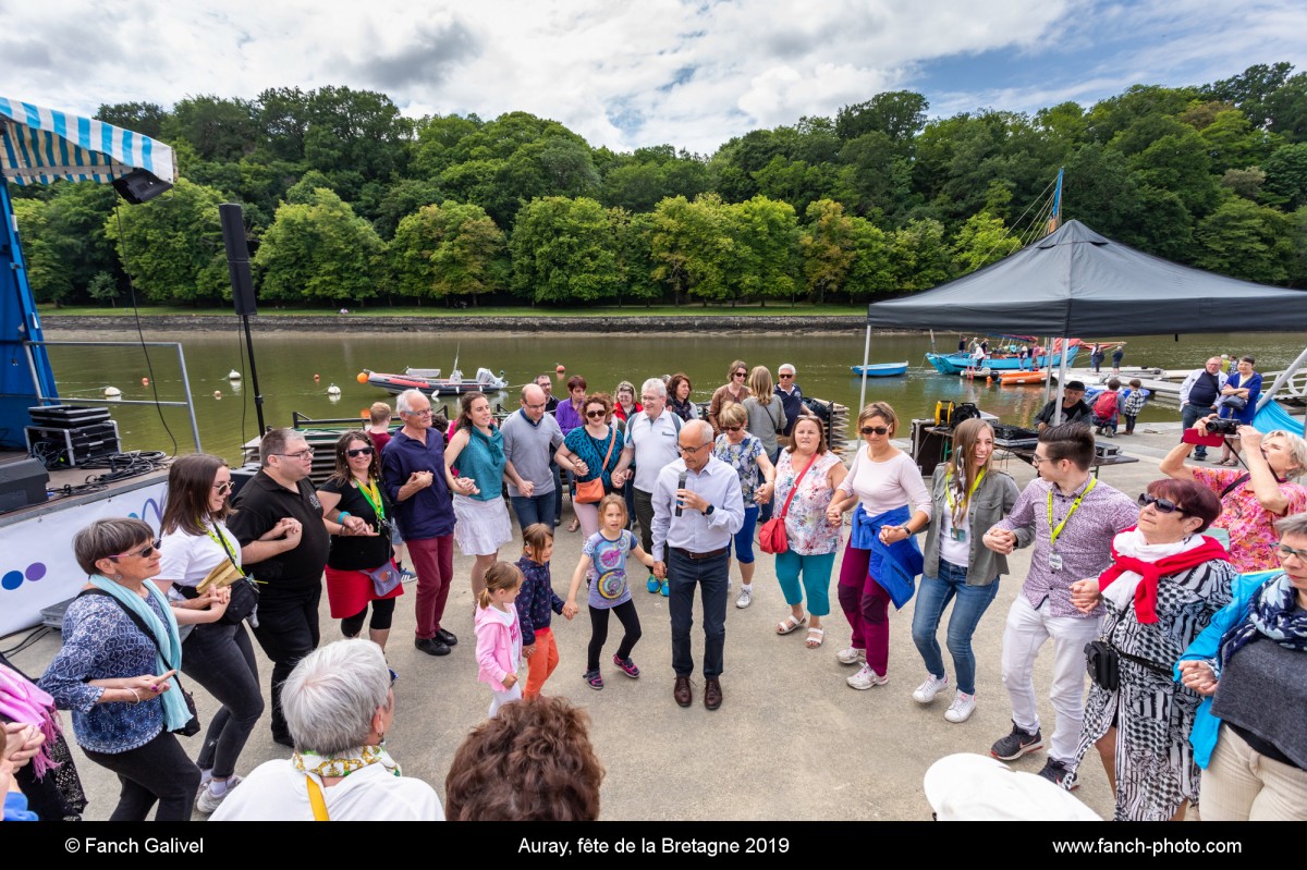Initiation danse Bretonne avec André Arhuéro. Fête de la Bretagne 2019 organisé par l'association A L'Assaut D Rues.
