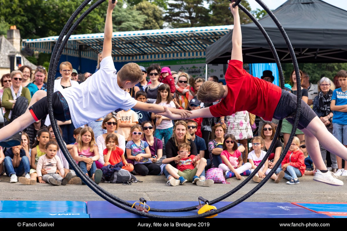 Spectacle des élèves de l’école de Cirque Equilibres. Fête de la Bretagne 2019 organisé par l'association A L'Assaut D Rues.