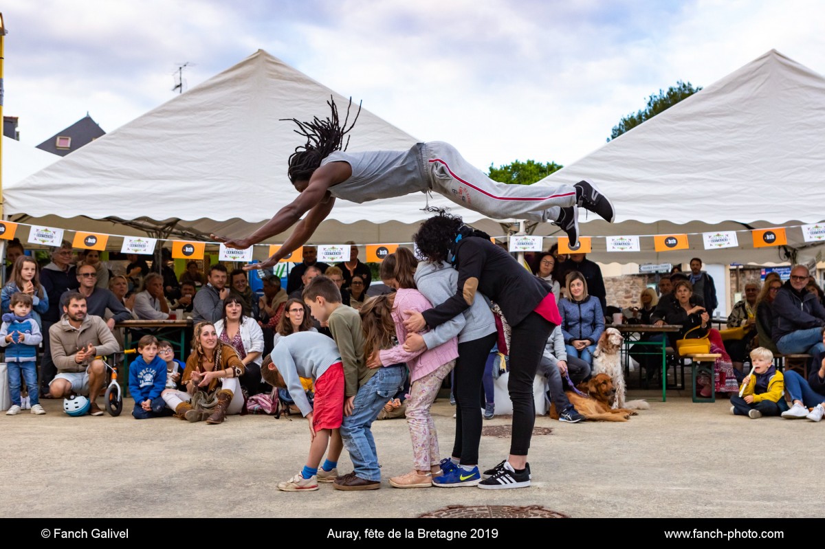 Spectacle de cirque avec Seydouba Camara au port de Saint Goustan à Auray. Fête de la Bretagne 2019 organisé par l'association A L'Assaut D Rues.