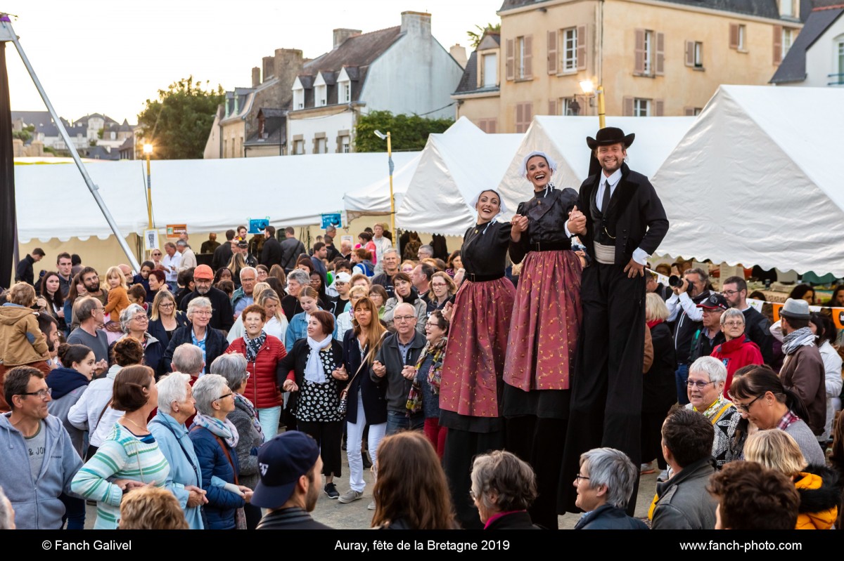 Initiation à la danse Bretonne au port de Saint Goustan à Auray avec Gar Braz ( Echasses ). Fête de la Bretagne 2019 organisé par l'association A L'Assaut D Rues.