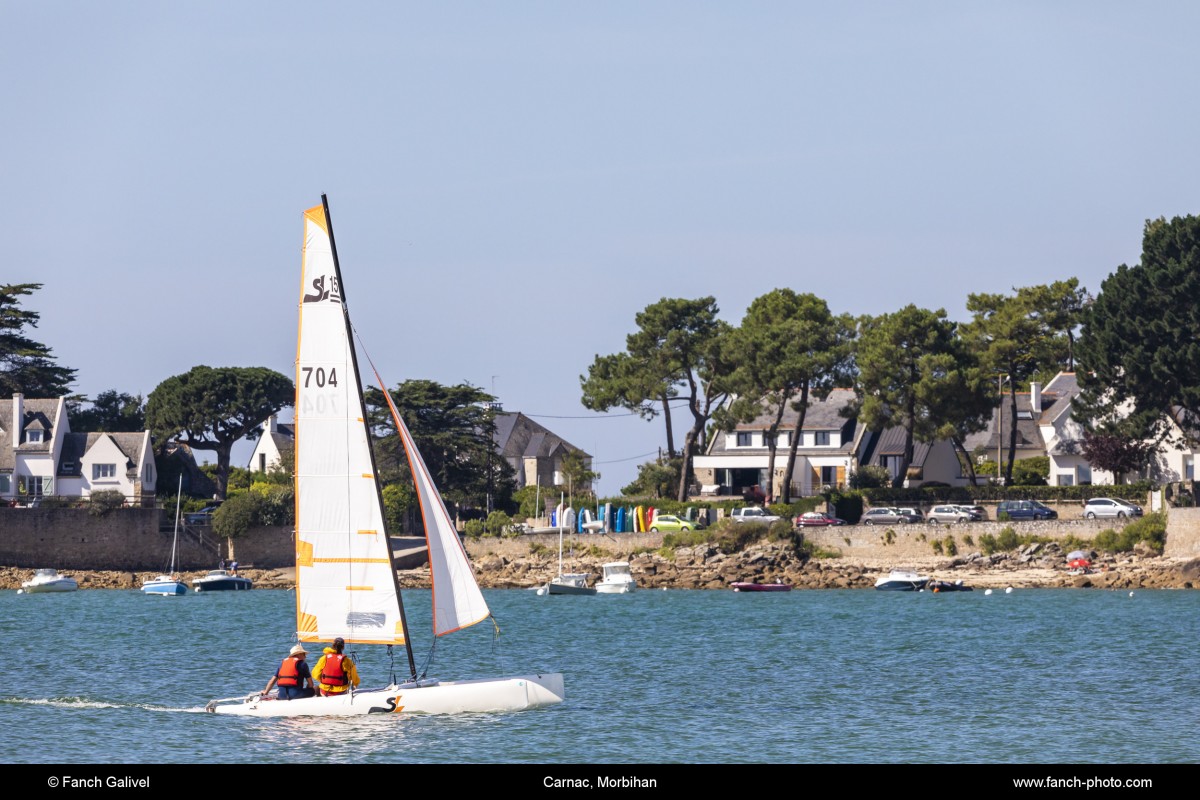 Catamaran devant la pointe Churchill à Carnac