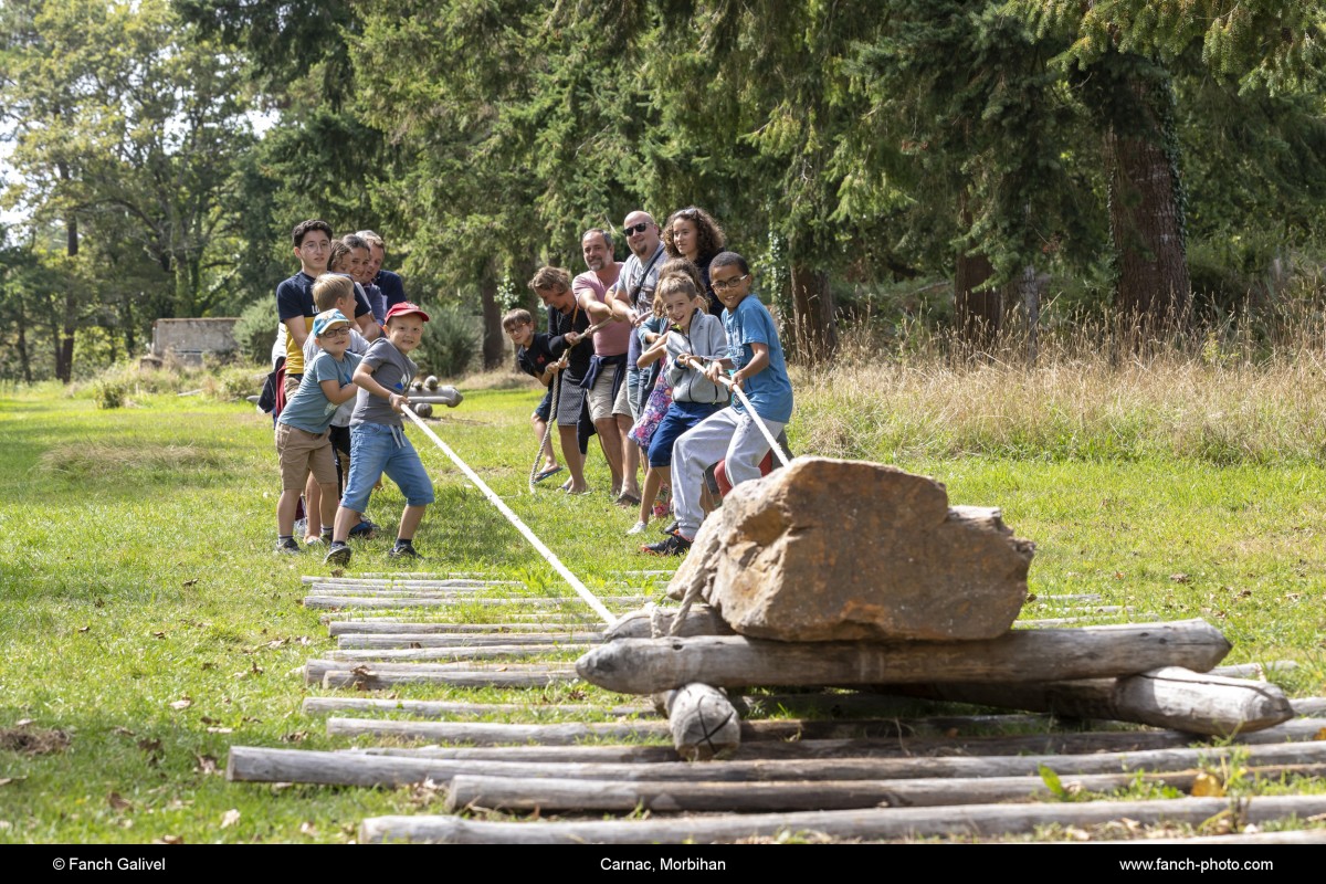 Carnac, atelier geste de la Préhistoire.