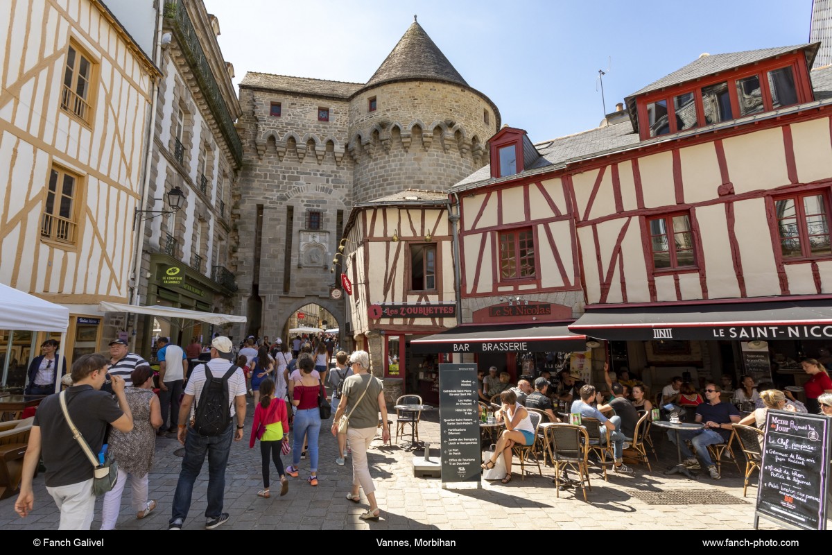 Centre historique de Vannes. La porte Prison et ses terrasses de cafés.***Historic center of Vannes. The prison door and its cafe terraces.