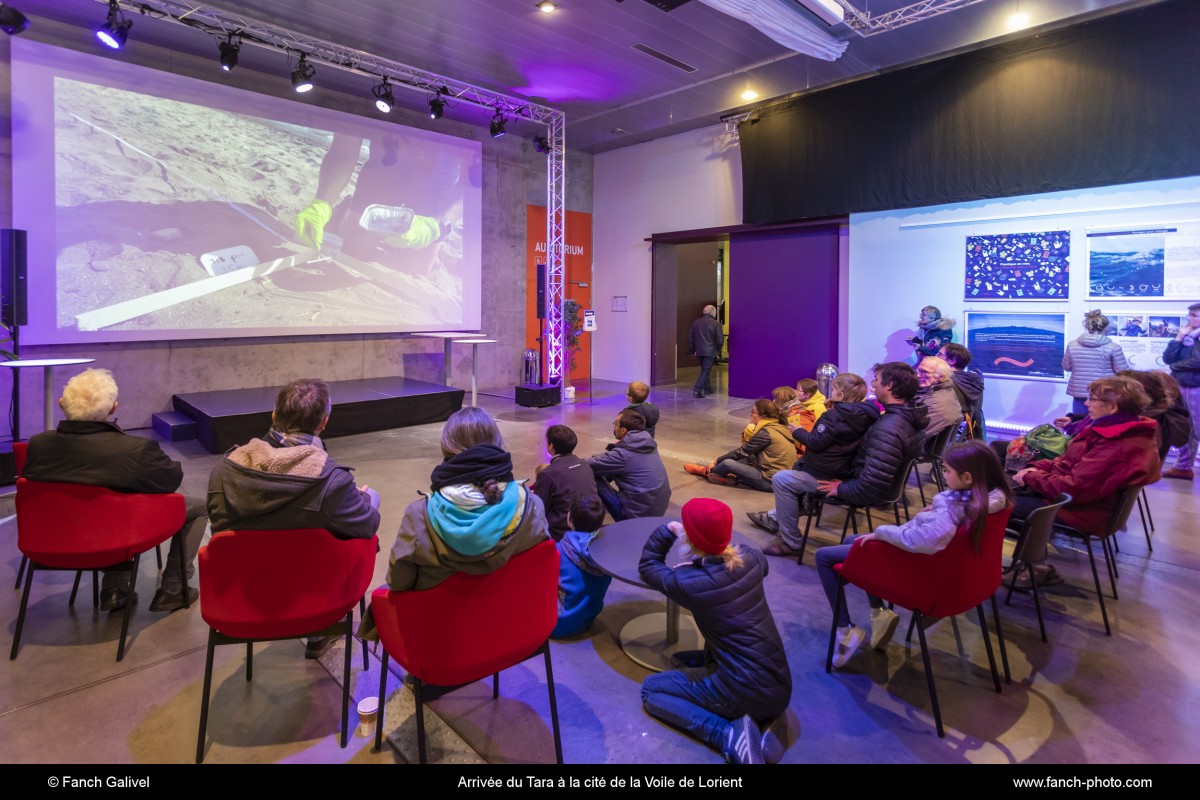Film sur la mission scientifique du Tara (sur le micro-plastique) à la cité de la voile de Lorient.