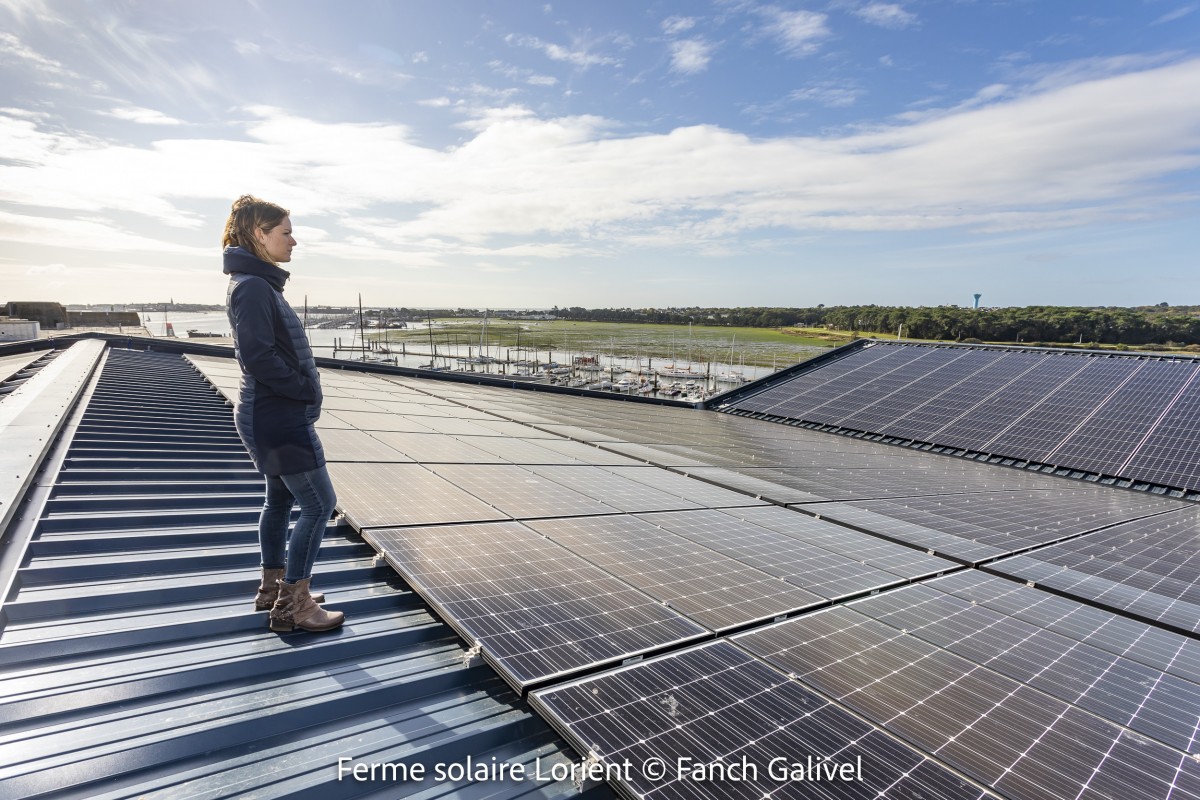 Vanessa Le Franc technicienne, chargée du suivi de la ferme solaire sur le toit du K2 à Lorient.