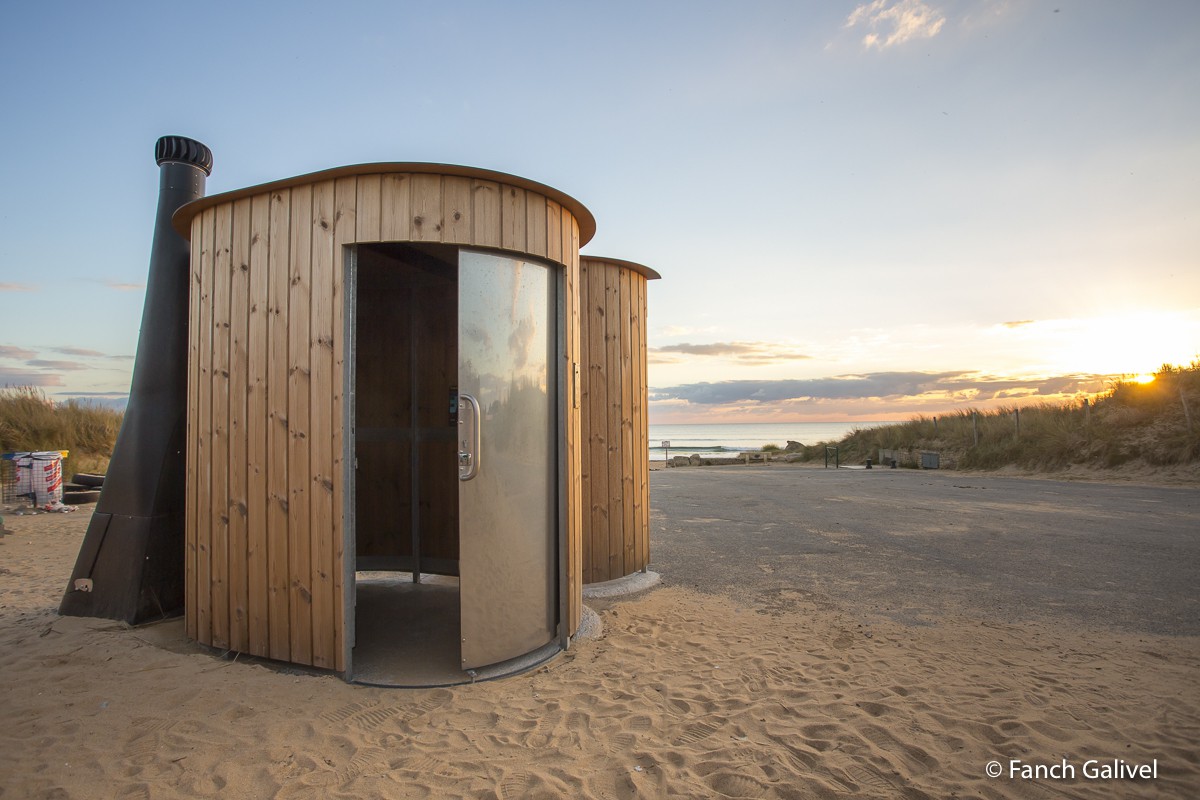 Toilettes Kazuba sur la plage de Kerhillio à Erdeven