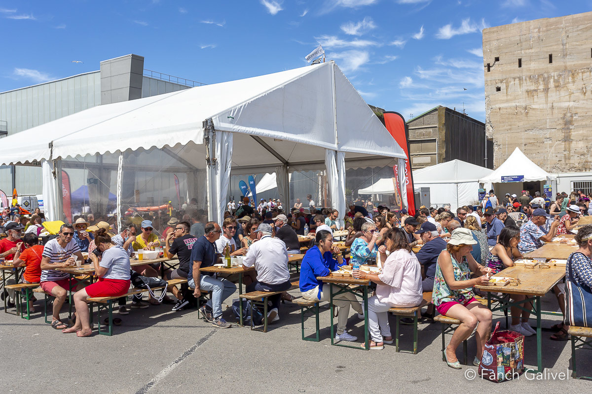 Repas sous chapiteau lors de Lorient Océans 2022