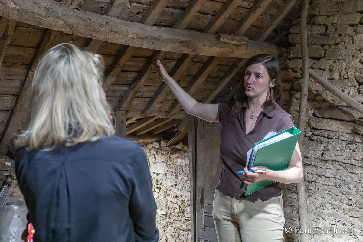 Renov Habitat Bretagne – Maison des services Guer _ Emeline Drault, conseillère spécialisée en solutions biosourcées. Visite d'une maison à rénover.