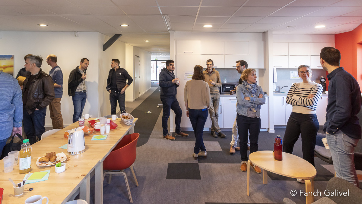 Echanges autour d'un petit déjeuner. L'atelier des entreprises à Auray