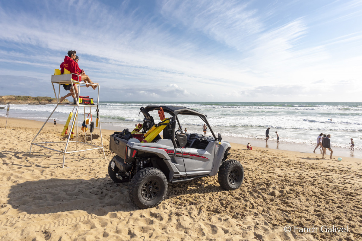 Sauveteurs en mer sur la plage de la Falaise à Guidel.