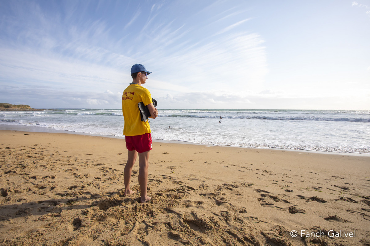 Sauveteur en mer sur la plage de la Falaise à Guidel.