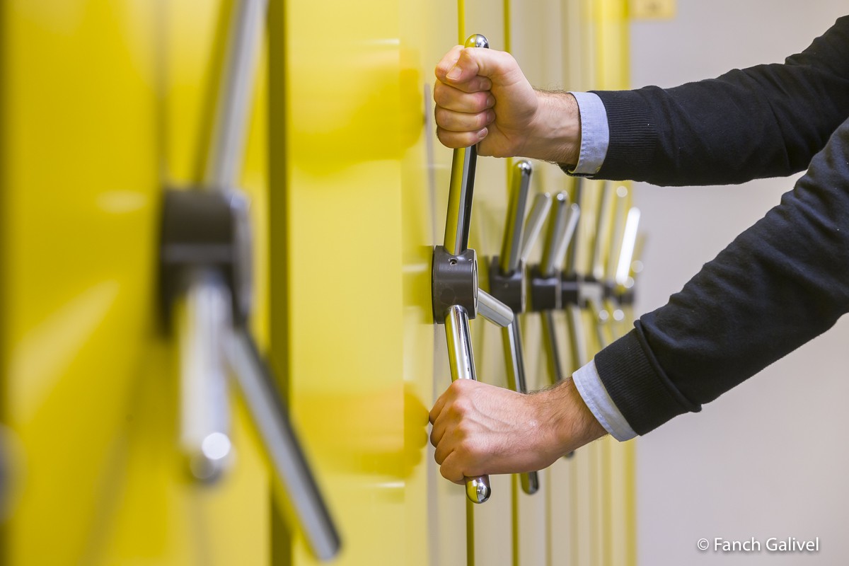 Rayonnage d'un des magazins d'archivage. Archives départementales du Morbihan