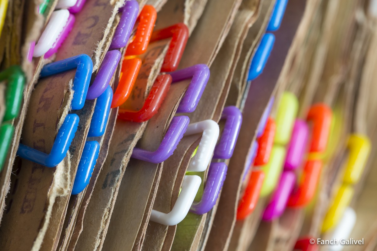 Remplacement des anciennes trombones en métaliques par des trombones plastiques moins nuisible pour la conservation de document papier. Archives départementales du Morbihan