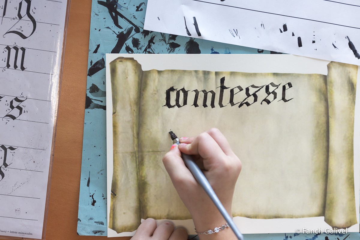 Atelier de calligraphie auprès des écoles. Archives départementales du Morbihan