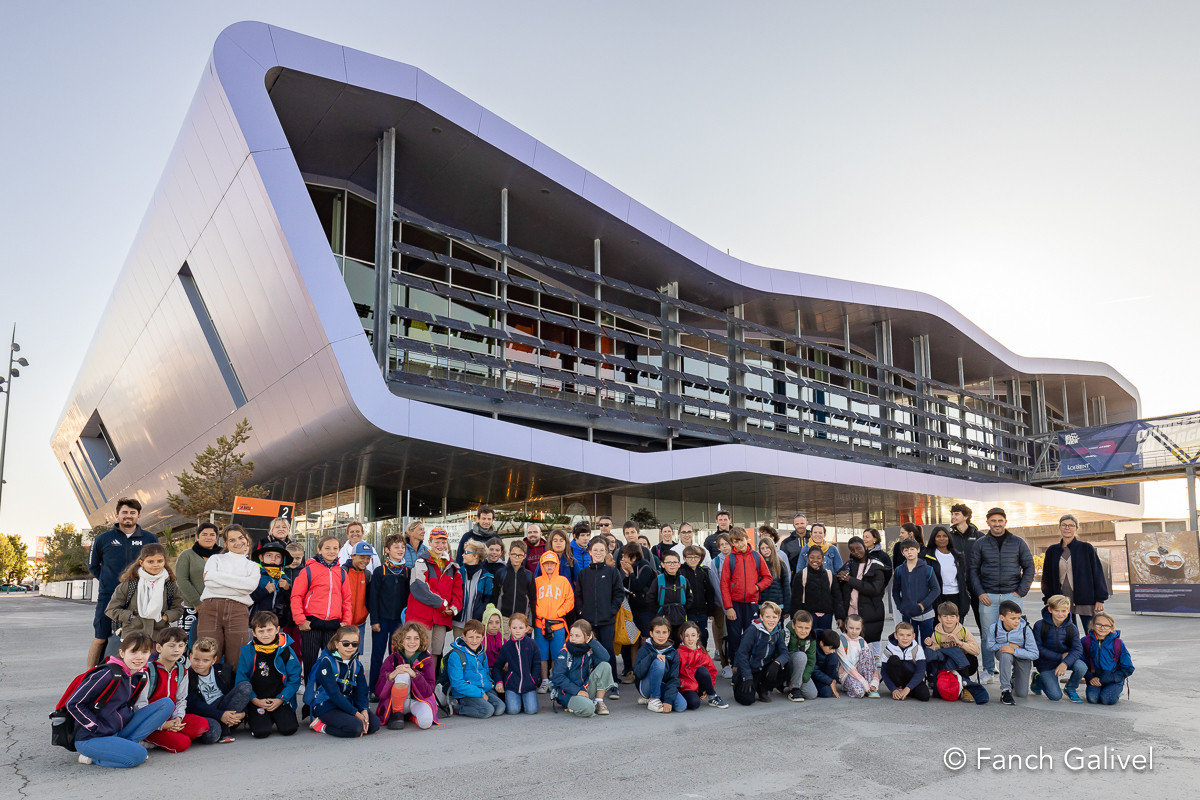 Photographie de groupe des élèves devant la cité de la voile à Lorient _ Défi Azimut 2022