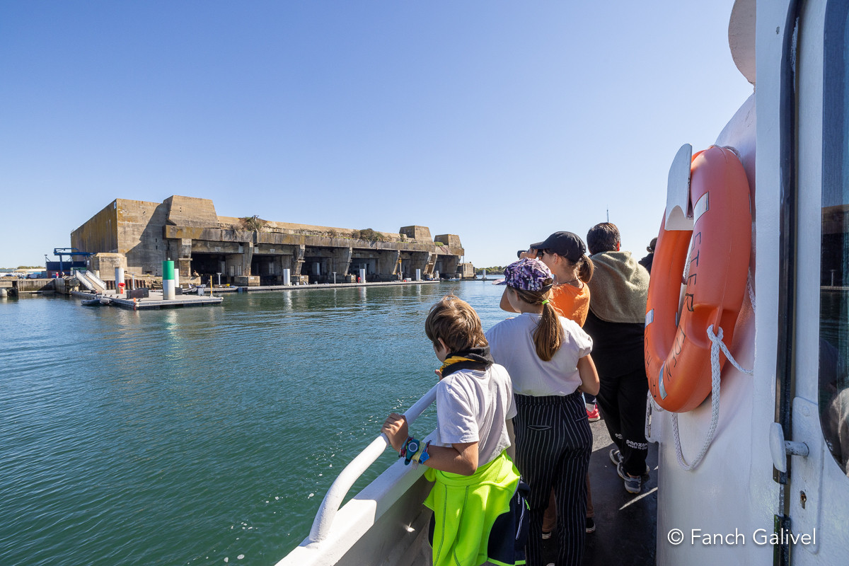 départ en bateau depuis la BASE de Lorient pour assister au départ de course _ Défi Azimut 2022