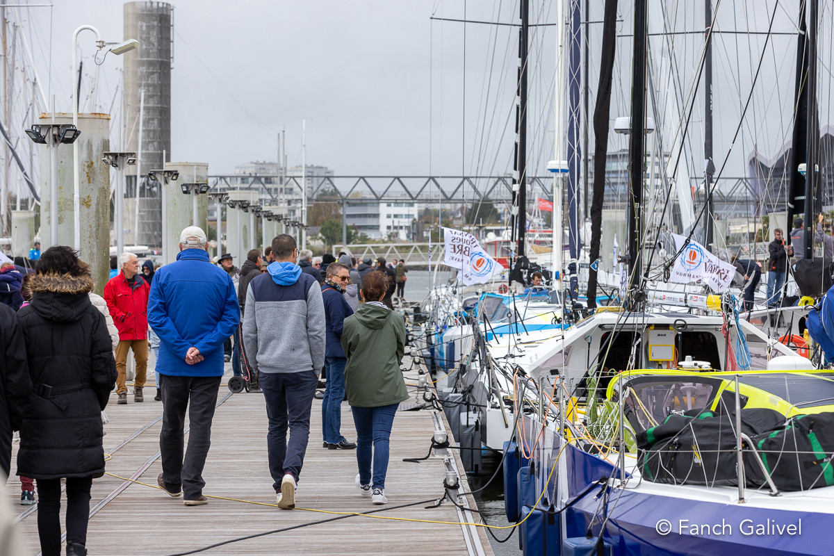 Public sur les pontons lors de la Transat Jacques Vabre à Lorient