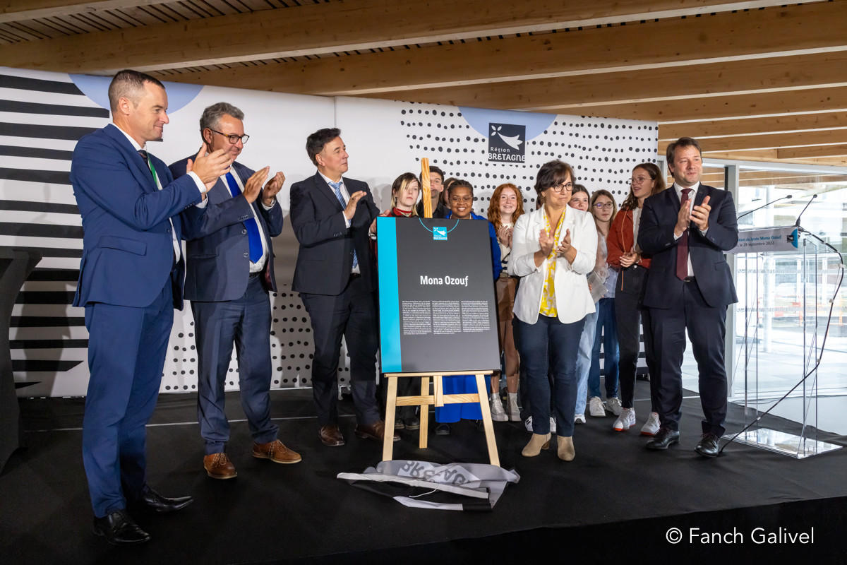 Inauguration du Lycée Mona Ozoul à Ploërmel. Dévoilement de la plaque biographique