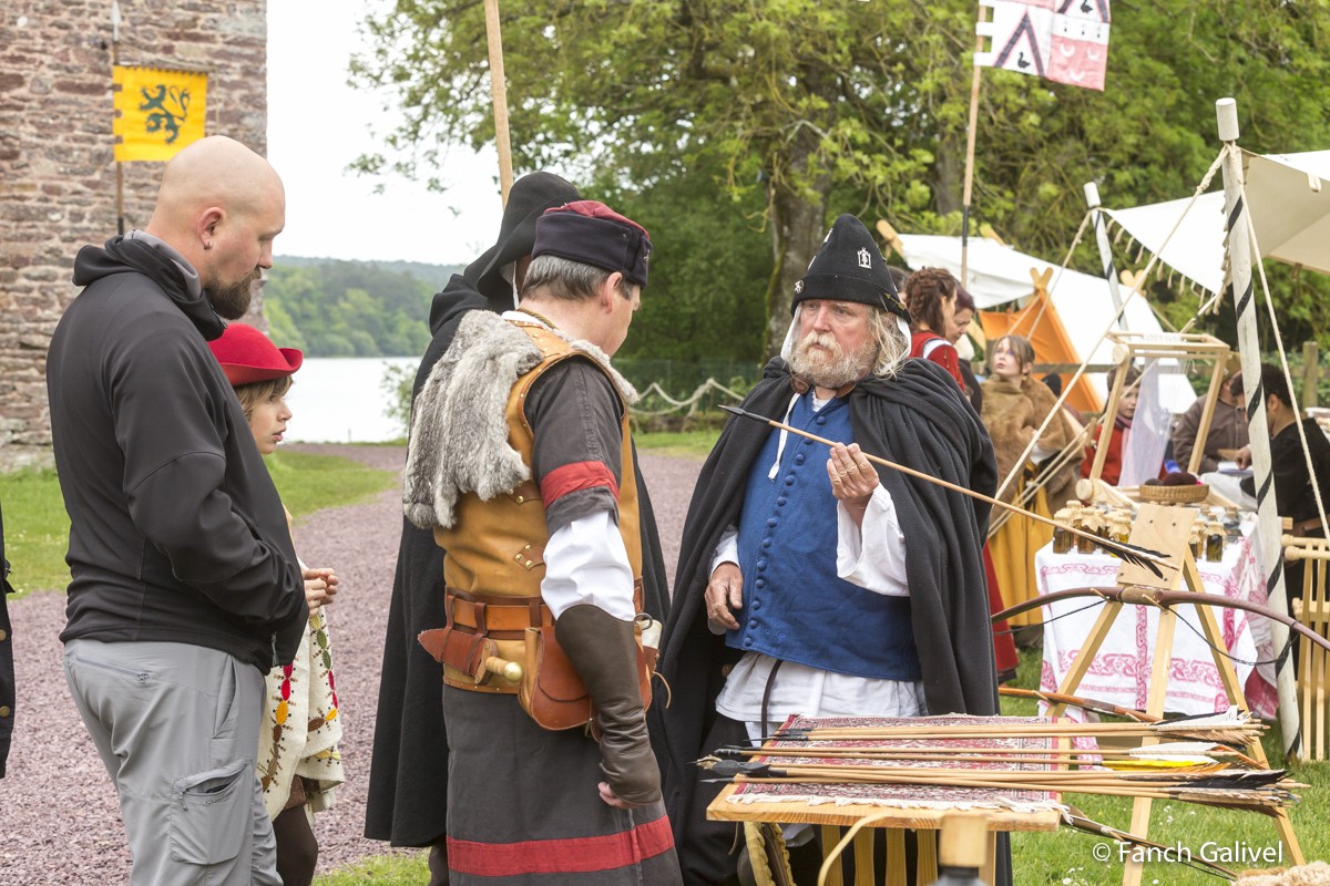 Fête de la Bretagne 2016_Chateau de Comper_La Pentecôte du Roi Arthur . Découverte de différents types de flèches avec la Compagnie de Pontcastel.