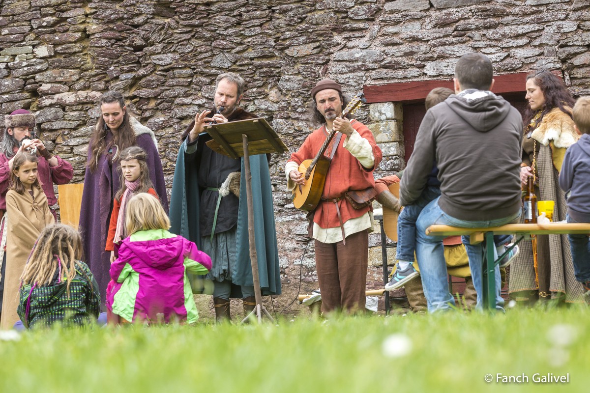 Fête de la Bretagne 2016_Chateau de Comper_La Pentecôte du Roi Arthur . Chants médiévaux de la Compagnie Grise.