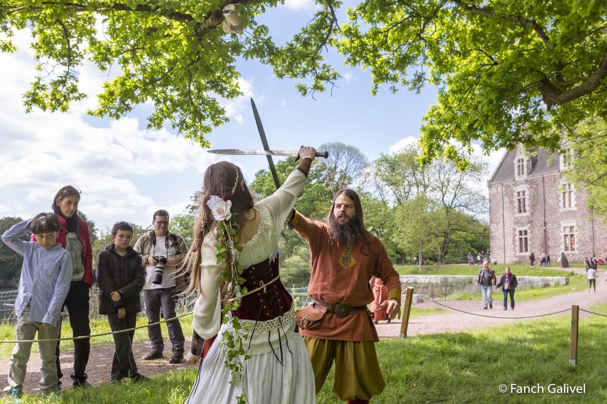 Fête de la Bretagne 2016_Chateau de Comper_La Pentecôte du Roi Arthur . Entrainement au maniement de l'épée.