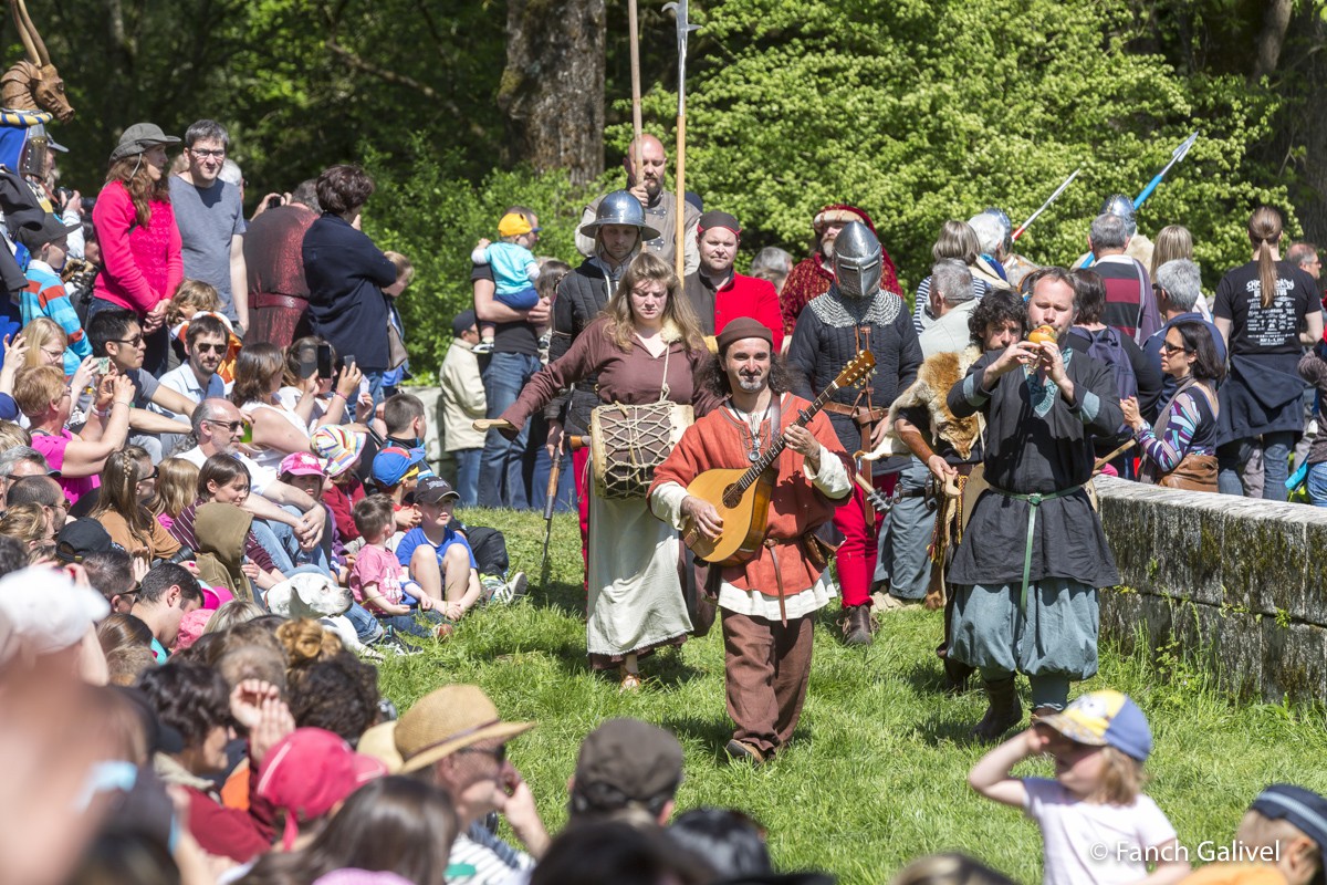 Fête de la Bretagne 2016_Chateau de Comper_La Pentecôte du Roi Arthur . La compagnie grise lors de la présentation des chevaliers de la table ronde.