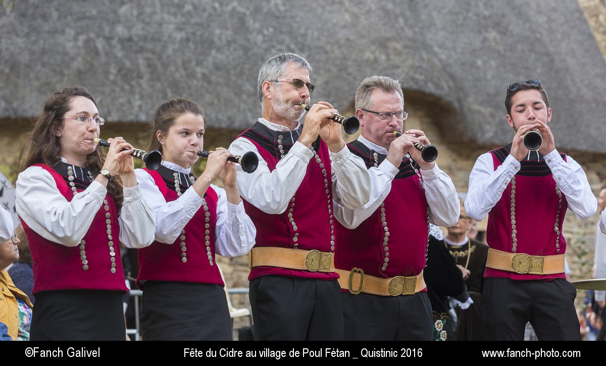Bagad Sant Ewan Bubri ( Bagad Saint Yves de Bubry ). 2016, Fête du cidre dans le village de Poul Fétan _ Quistinic (56).