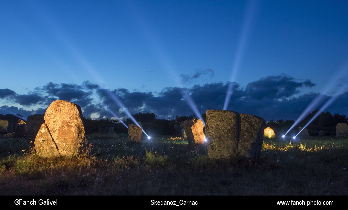 le spectacle son et lumière "Skedanoz" dans les alignements du Menec à Carnac