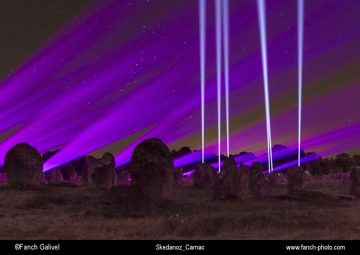 le spectacle son et lumière "Skedanoz" dans les alignements du Menec à Carnac