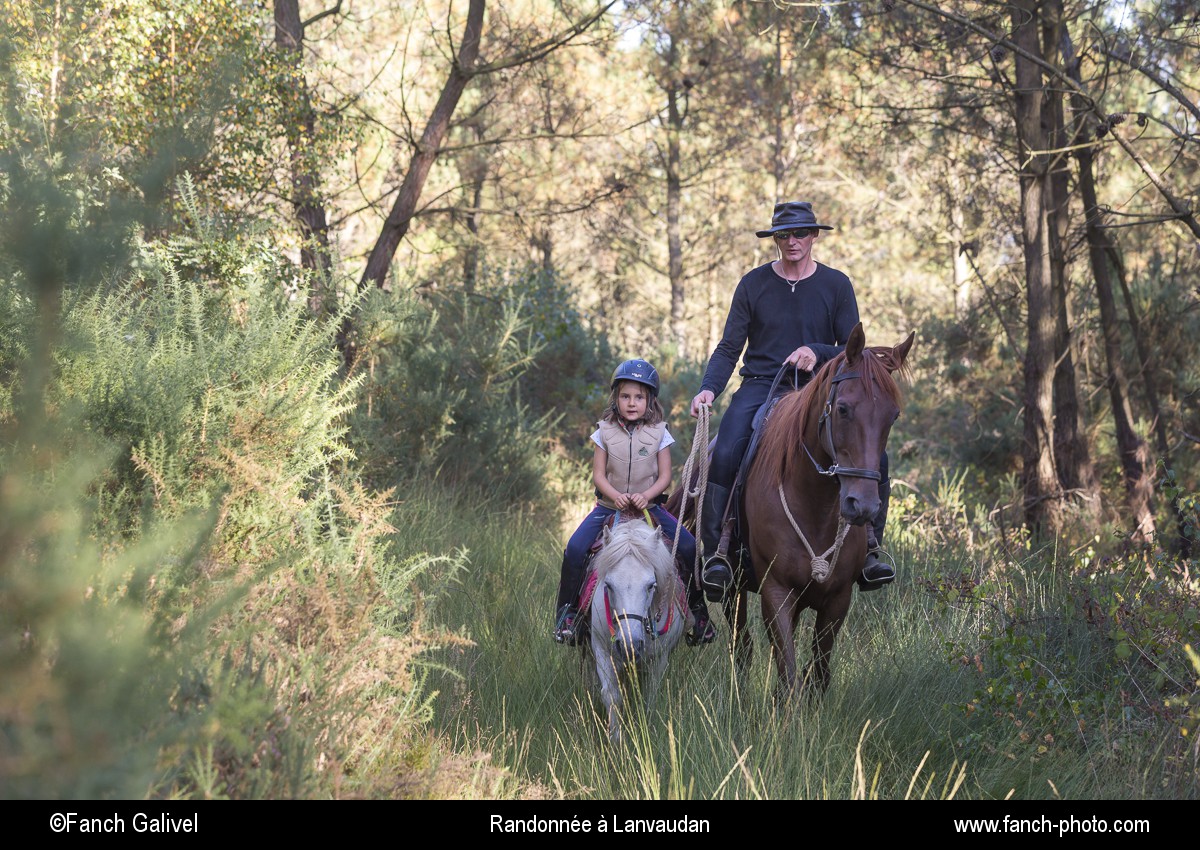 Randonnée équestre dans les bois et les landes de Lomelec sur la commune de Lanvaudan.