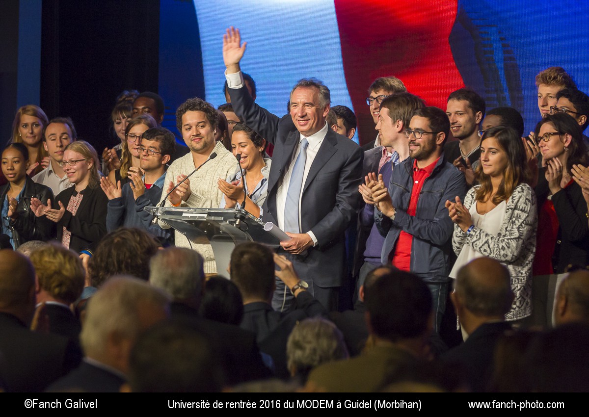 25 septembre 2016 _ François Bayrou accompagné des jeunes démocrates lors de la séance de clôture de l'Université de rentrée du Medef à Guidel ( Morbihan ).