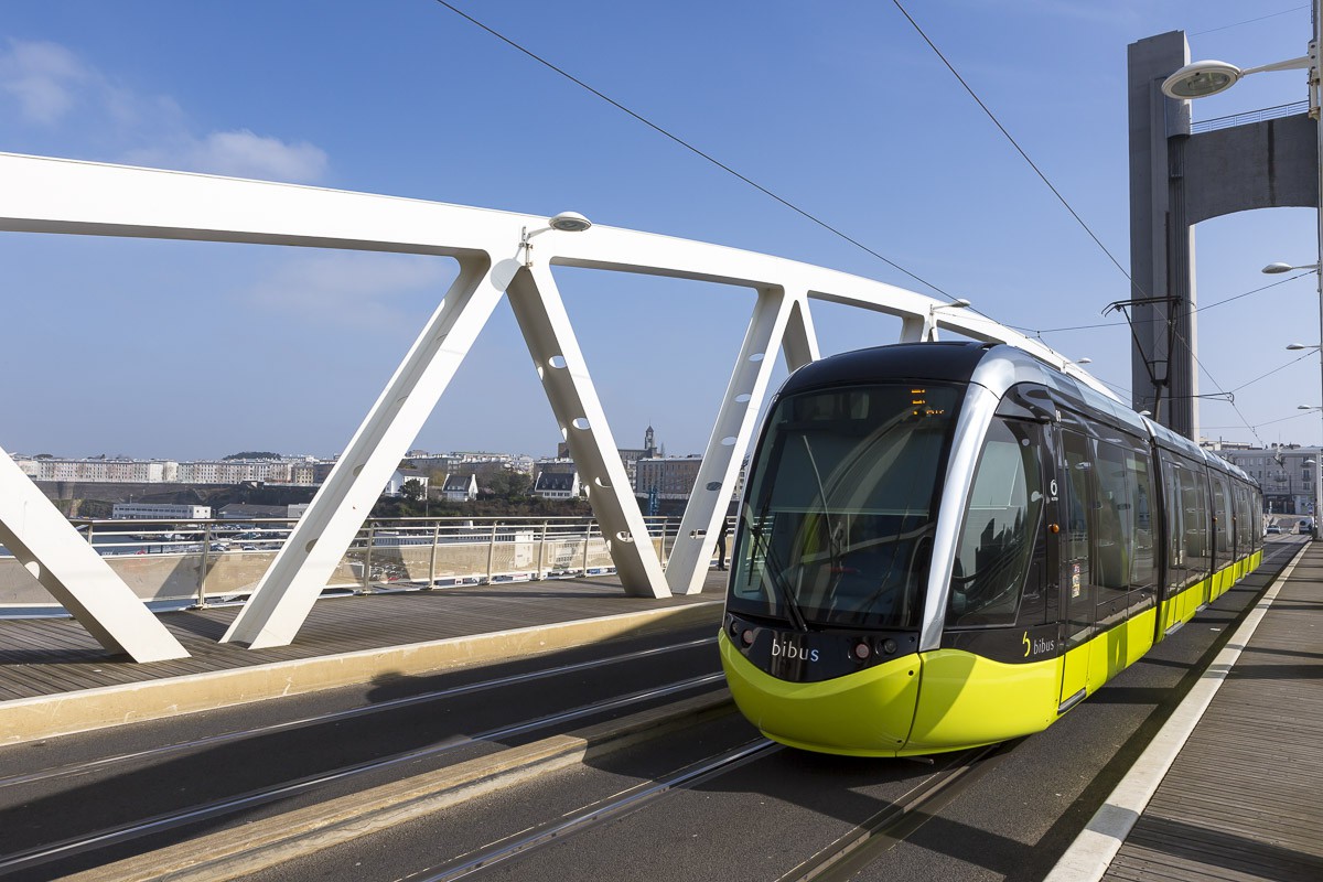 Tram sur le pont de la recouvrance à Brest