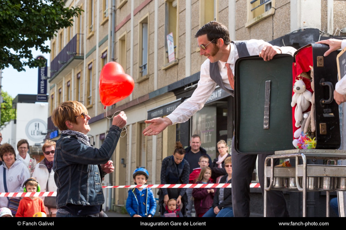 Spectacle "la Caravane des valises" lors de l'inauguration de la gare de Lorient le 20 Mai 2017