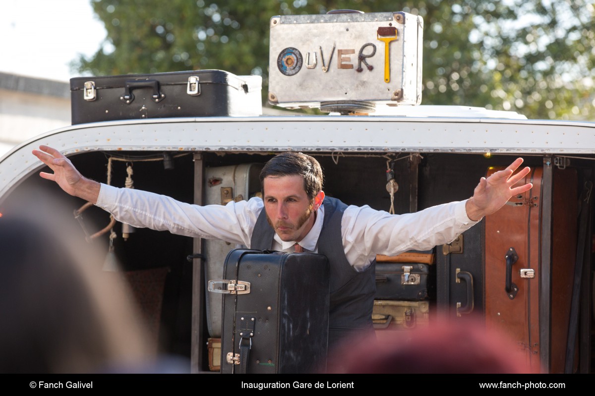 Spectacle "la Caravane des valises" lors de l'inauguration de la gare de Lorient le 20 Mai 2017