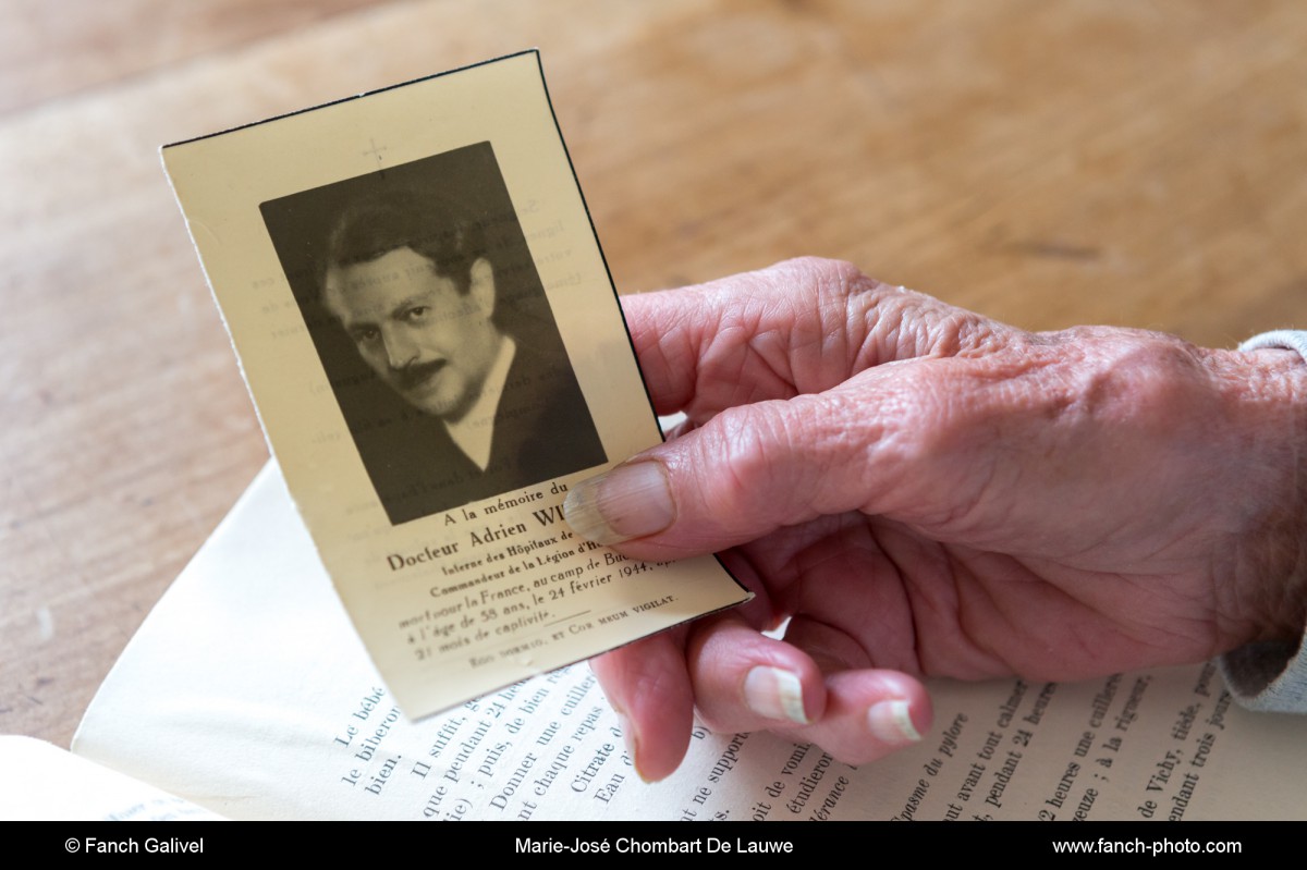 Marie-José Chombart De Lauwe montrant une photo de son père utilisée comme marque-page.