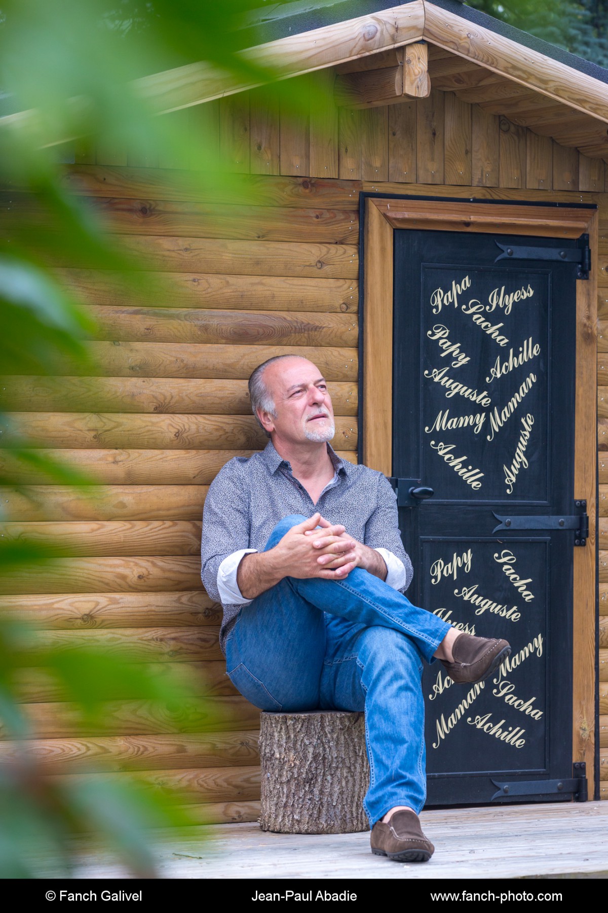 Jean-Paul Abadie, chef de de l’Amphitrion à Lorient devant la cabane qu'il a construit pour ses petits-enfants.