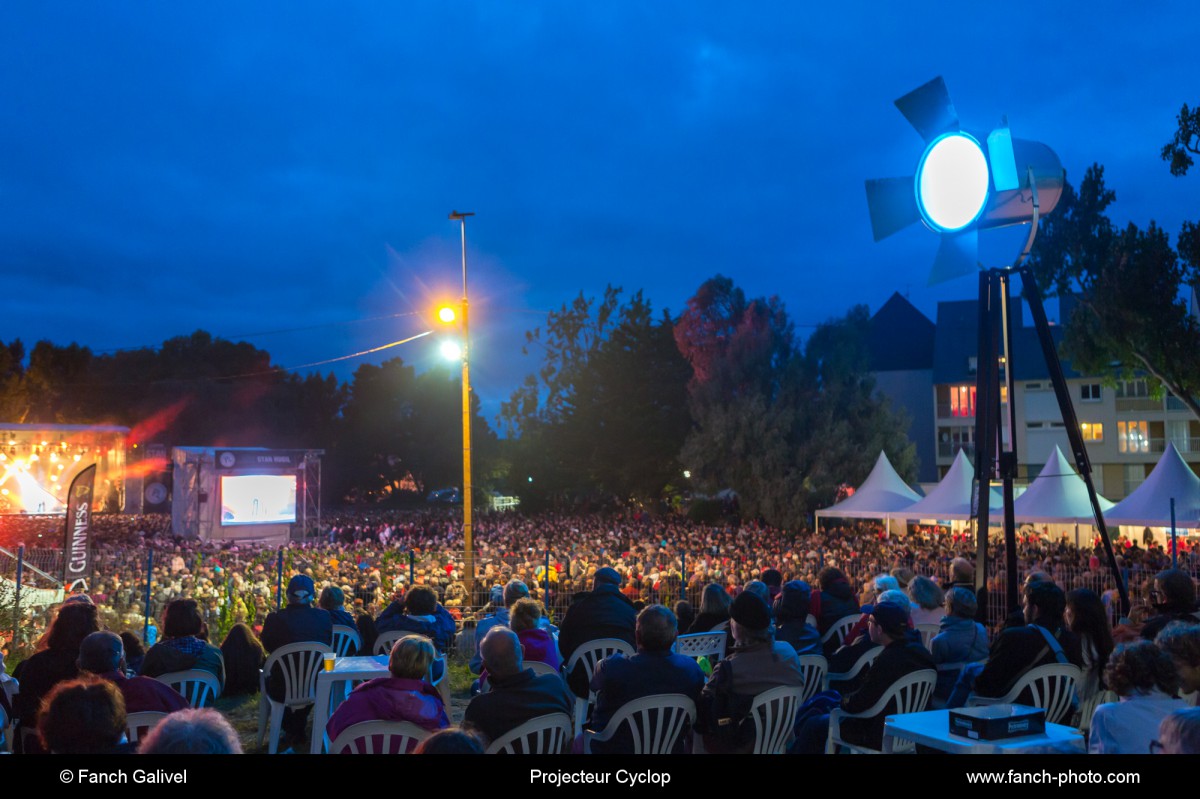 Agence Mtw_ projecteur CYKLOP au Festival du chant de marins de Paimpol