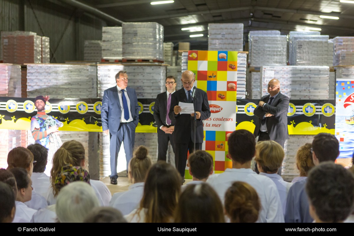 Visite de Loïg Chesnais-Girard, président de la Région Bretagne à l'usine Saupiquet de Quimper.
