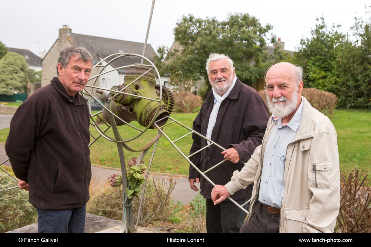 Jean Yves Le Lan, Lucien Gouron et Jean Robic devant la stèle en mémoire de Ernest Russel, pilote écossais abattu en 1944 à Kercavès ( Larmor-Plage ).