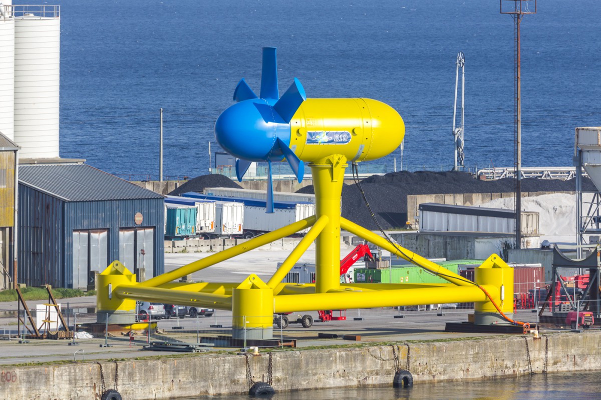 L' Hydrolienne Sabella D10 sur le port de commerce de Brest.