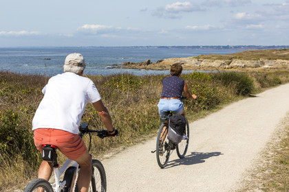 Footpath and cyclists along the Ploemeur coast