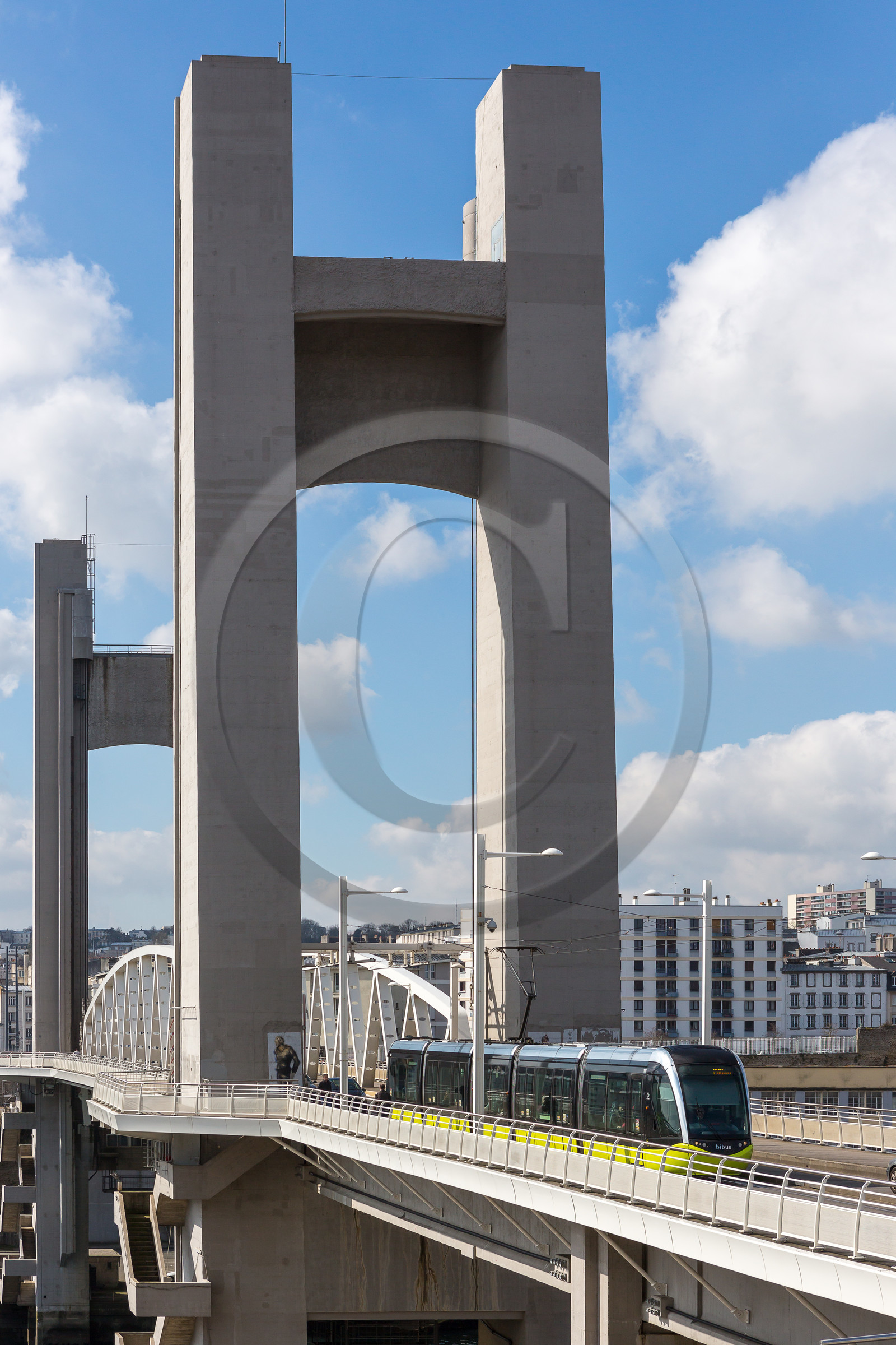 Tramway sur le pont de la Recouvrance à Brest