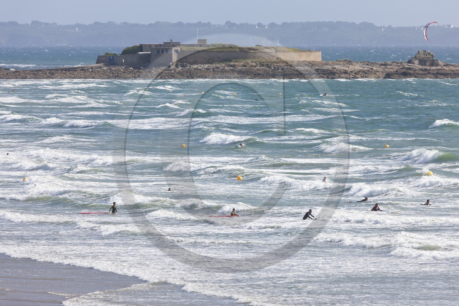 Surfers profitant de la houle _ Plage de Pen-er-Malo _ Guidel